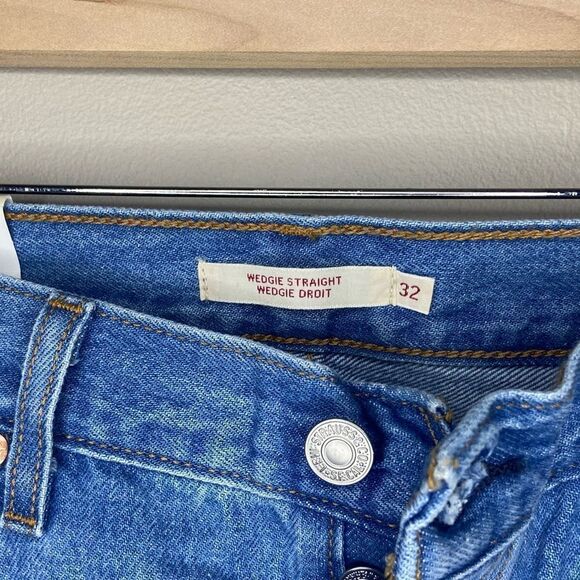 Levi’s NWT Blue Mid-Wash Distressed High-Rise Wedgie Straight Jeans Size 32 - Picture 5 of 8